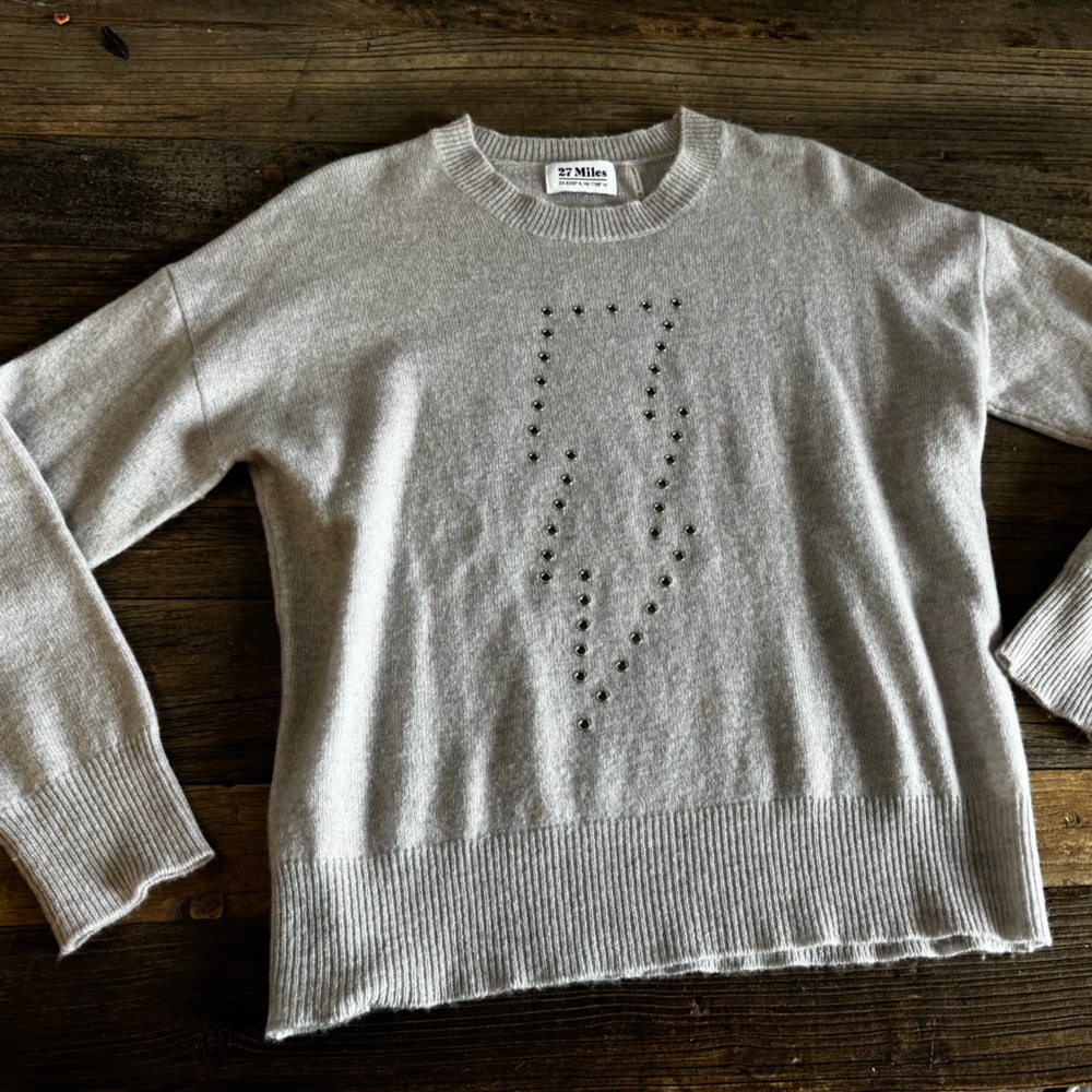 27 MILES GRAY GROMMET LIGHTENING BOLT CASHMERE SWEATER. NEW WITHOUT TAGS. 🩶